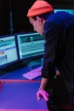 aktuariusz, modelarz kapitału przed komputerem